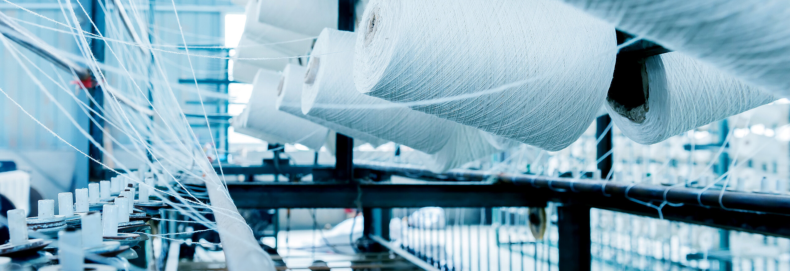  textile threads are rolled up